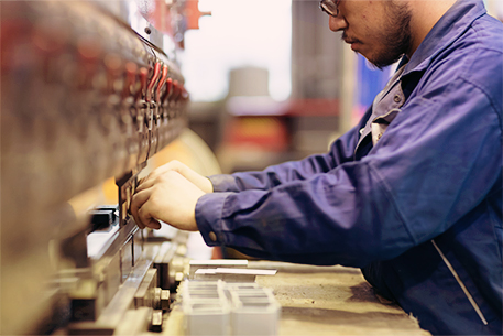 フットワークの軽さと協力会社とのネットワークを駆使して、一次加工から二次加工、三次加工まで行います